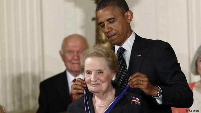 Americká medaile svobody udělená Madeleine Albrightové Barackem Obamou (29.5.2012)