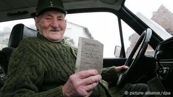 Столетний немецкий пенсинер за рулем своего автомобиля