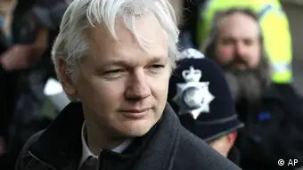 FILE - In this Feb. 1, 2012 file photo, Julian Assange, the 40-year-old WikiLeaks founder, arrives at the Supreme Court in London. WikiLeaks said Assange, currently under virtual house arrest in Britain, will run for a seat in the Australian Senate in elections due late next year despite facing criminal charges in Sweden. (Foto:Kirsty Wigglesworth, File/AP/dapd)