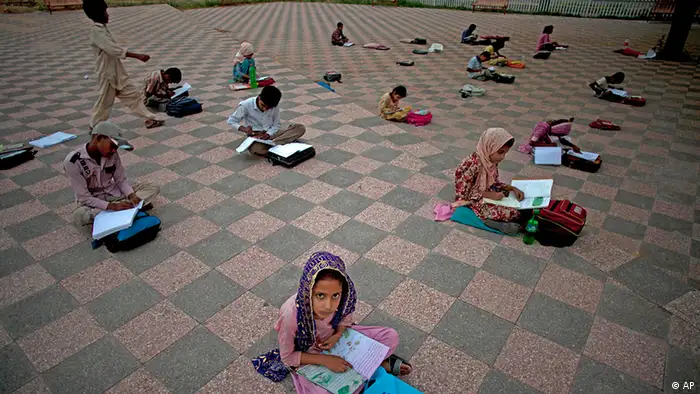 Pakistan Schule Unterricht im Park in Islamabad