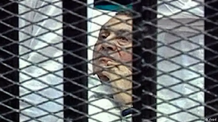ARCHIV: Der Screenshot einer Uebertragung des staatlichen Fernsehens in Aegypten zeigt den frueheren aegyptische Praesidenten Husni Mubarak auf einem Krankenbett in einem Gerichtsgebaeude in Kairo (Foto vom 03.08.11). Im Prozess gegen Mubarak wird fuer Montag (02.06.12) ein Urteil erwartet. (zu dapd-Text) Foto: Anonymous/Egyptian State TV/AP/dapd