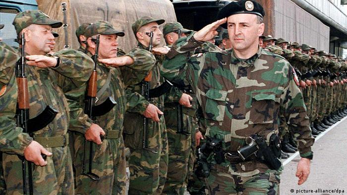 Željko Ražnatović Arkan pozdravlja svoje trupe u Prijedoru u oktobru 1995. godine