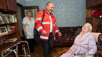 Співробітник Спілки самаритян у Києві провідує літніх жінок