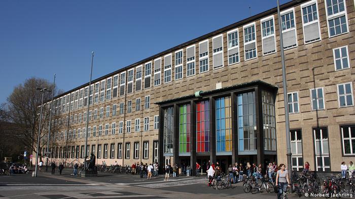 Das Hauptgebäude am Albert-Magnus-Platz ist zentrale Anlaufselle auf dem Campus der Universität zu Köln, Foto: Norbert Jaehrling, Aufnahmedatum 20.4.2009