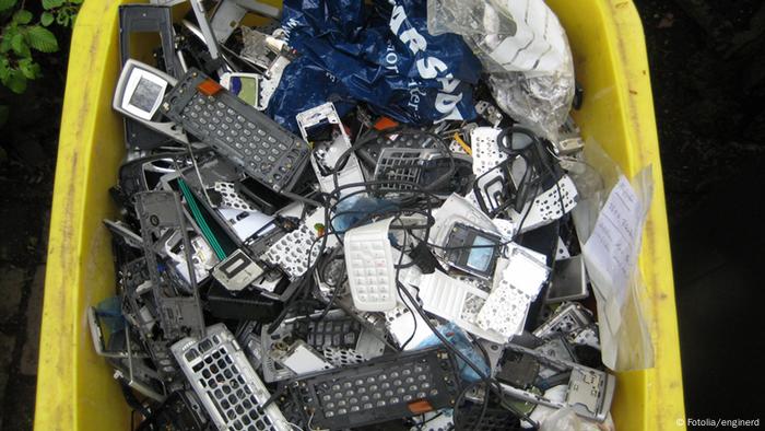 Handyschrott Schrott Handy alt Müll Recyling