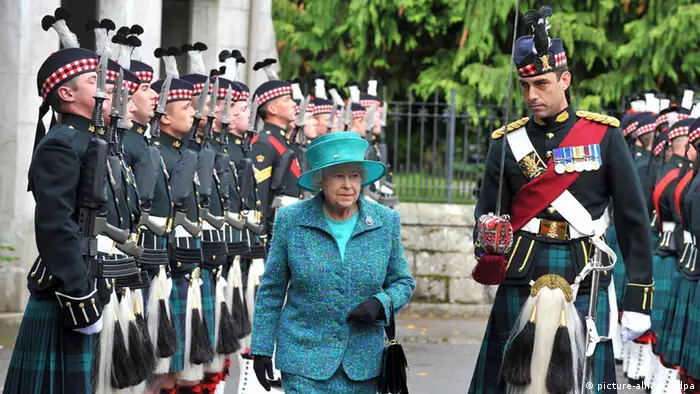 epa02859944 A British Ministry of Defence (MOD) handout photograph shows Queen Elizabeth II (C) inspecting the Royal Guard formed by soldiers of The Argyll and Southerland Highlanders, 5th Battalion The Royal Regiment of Scotland, at Balmoral Castle in Aberdeenshire, Scotland, Britain, 08 August 2011. The Queen will spend her official summer break at Balmoral. EPA/MOD HANDOUT HANDOUT EDITORIAL USE ONLY/NO SALES
