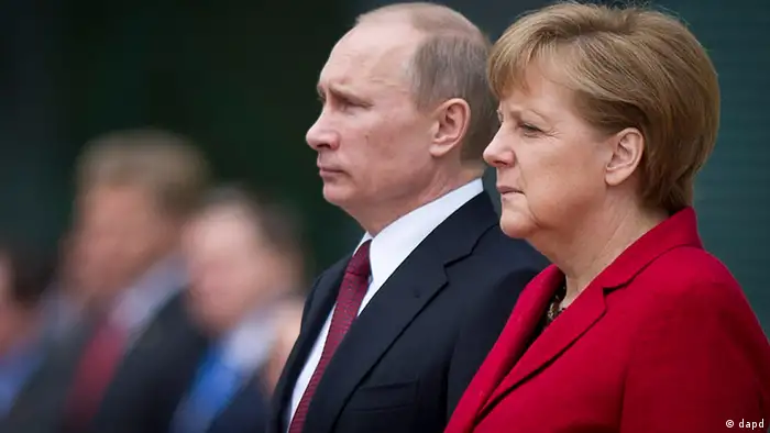 Berlin/ Bundeskanzlerin Angela Merkel (CDU) und der russische Praesident Wladimir Putin stehen am Freitag (01.06.12) vor dem Kanzleramt in Berlin nebeneinander. Merkel empfing Putin zu einem Gespraech.