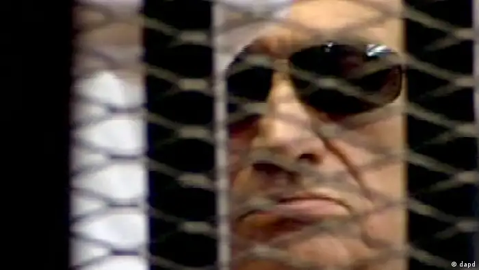 In this video image taken from Egyptian State Television, 84-year-old former Egyptian president Hosni Mubarak is seen in the defendant's cage as a judge reads the verdict in on charges of complicity in the killing of protesters during last year's uprising that forced him from power, in Cairo, Egypt, Saturday, June 2, 2012. Egypt's ex-President Hosni Mubarak has been sentenced to life in prison after a court convicted him on charges of complicity in the killing of protesters during last year's uprising that forced him from power. (Foto:Egyptian State TV/AP/dapd) EGYPT OUT