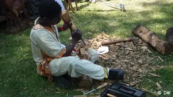 Un sculpteur guinéen à l'œuvre dans le basar du festival