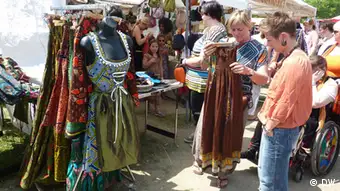 Comment allier la robe traditionnelle bavaroise au tissus africains