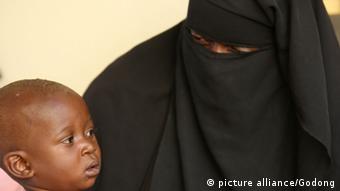 Muslim woman and her son. picture alliance / Godong