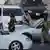 Milizionäre kontrollierenan einem Checkpoint in Tripolis Fahrzeuge. Foto: Hannibal dpa