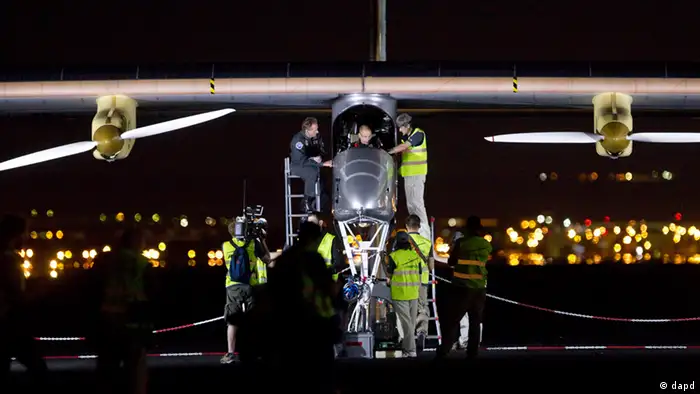 Die Solar Impulse wird gechecked. (AP Photo/Alberto Di Lolli)