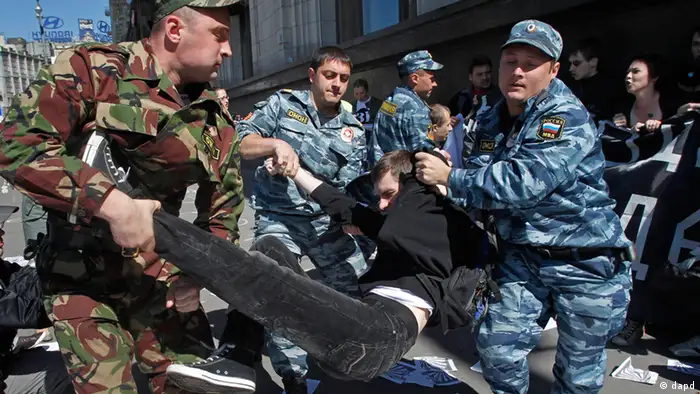 Russian police detain protesters outside the parliament building in Moscow, Russia, Tuesday, June 5, 2012. At least two dozen people have been detained outside Russian Parliament in Moscow as they were protesting against a bill on public rallies. The Kremlin-controlled Russian parliament is expected to pass a legislation on Tuesday that would raise fines 200-fold for taking part in unsanctioned rallies. Opposition leaders say that the law would also exacerbate tensions in the Russian society and leave the public with no free leeway of expressing their discontent. (Foto:Misha Japaridze/AP/dapd)