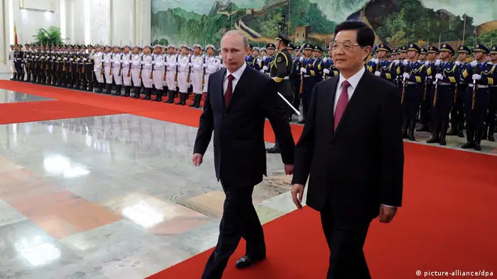 epa03249669 Chinese President Hu Jintao (R) and Russian President Vladimir Putin (C) walk together after they reviewed an honor guard during a welcoming ceremony for the Shanghai Cooperation Organization (SCO) summit at the Great Hall of the People in Beijing, China, 05 June 2012. Russian President Vladimir Putin arrived in Beijing for talks that were expected to focus on Syria, bilateral energy cooperation, and other international issues. EPA/MARK RALSTON / POOL +++(c) dpa - Bildfunk+++