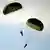 Fallschirmspringer feiern das Ende des Zweiten Weltkriegs