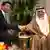 Wirtschaftsminister Philipp Rösler (FDP, l) spricht am Mittwoch (06.06.2012) in Riad in Saudi-Arabien mit dem saudischen Minister für Finanzen, Ibrahim Al-Assaf. Rösler besucht zusammen mit einer Wirtschaftsdelegation Saudi-Arabien. Foto: Michael Kappeler dpa