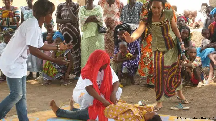 Sensibilisierung im Dorf mit einem Theaterstück FGM
