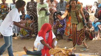 Sensibilisierung für Genitalverstümmelung im Dorf in Guinea-Bissau mit einem Theaterstück (Foto: Weltfriendensdient e.V.)