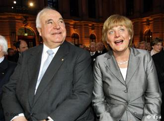 El ex-canciller Helmut Kohl y su pupila, Angela Merkel.