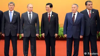 Chinese President Hu Jintao (C) poses with Kyrgyzstan President Almazbek Sharshenovich Atambayev (L), Russian President Vladimir Putin (2L), Kazakhstan's President Nursultan Nazarbayev (2R) and Tajikistan's President Emomali Rakhmon (R) at the Shanghai Cooperation Organization (SCO) summit in the Great Hall of the People in Beijing June 7, 2012. REUTERS/ Mark Ralston/Pool (CHINA - Tags: POLITICS)
