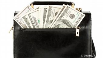Geld in schwarzer Tasche