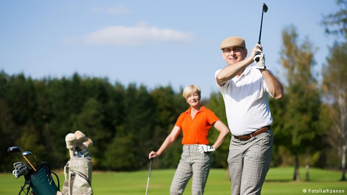 Symbolbild ältere Menschen beim Golfspielen (Fotolia/Kzenon)