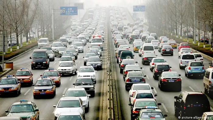 Masses of cars are seen driving on a street in Beijing, China, 21 January 2009.Beijing registered 65,970 new motor vehicles in the first 45 days of this year, with a daily increase of 1,466, according to the municipal traffic authority. That brought the total number of automobiles in the city to 3.56 million as of February 14, according to figures from the Beijing Traffic Management Bureau. The city registered 58,590 new drivers in the same period, a daily increase of 1,302. The number of drivers in the city totaled 5.2 million on Saturday (14 February 2009). +++(c) dpa - Report+++