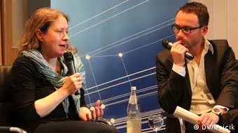 Barbara Oertel (links) und Moderator Juri Rescheto (Foto: DW/Nadine Wojcik).