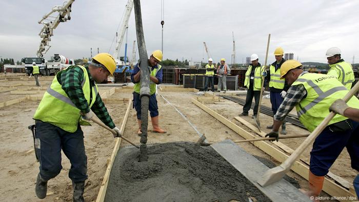 Eifrige Vorbereitungen: Polnische Arbeitergießen Beton am neuen Fußballstadion in Danzig.