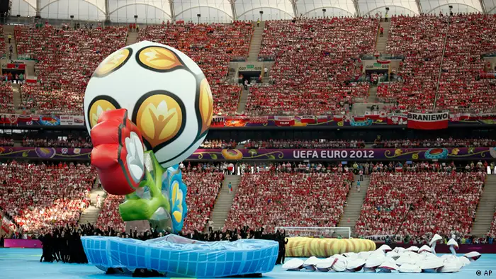 Artists perform during the opening ceremony of the Euro 2012 soccer championship in Warsaw, Poland, Friday, June 8, 2012. (Foto:Matt Dunham/AP/dapd)