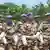 Marokkanische Soldaten der UN-Friedensmission Unoci in der Elfenbeinküste stehen am 22.05.2012 in Zedrou im Westen des Landes in Paradeformation. Sieben ihrer Kameraden aus dem Niger sind am Freitag (08.06.2012) in einem Hinterhalt getötet worden. Unoci verfügt über knapp 9600 Mitarbeiter. Foto: Chris Melzer dpa (zu dpa 0016 vom 09.06.2012)