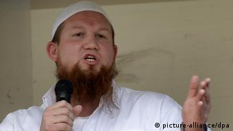 Der islamistische Prediger Pierre Vogel (c) dpa - Bildfunk