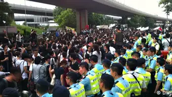 Anbei sind drei Bilder zum Thema Massenproteste in Hongkong am 10.Juni. Wo: Hongkong Wann: 10.Juni Was: Rund 25000 Hongkongnesen gingen am 10.Juni auf die Straße und verlangten eine klare Untersuchung für den Todesfall des chinesischen Dissidenten Li Wangyang. Copyright by DW-chinesisch