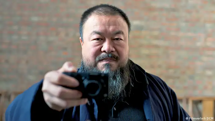 Film Ai Weiwei - Never Sorry, der diese Woche (KW 24) in den Kinos anläuft: Ai Weiwei ist auch ein leidenschaftlicher Fotograf und fotografiert u.a. Leute, die ihn fotografieren; Copyright: Filmverleih DCM***Das Bild darf nur im Rahmen einer Filmbesprechung benutzt werden