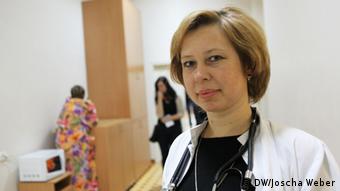 Larissa Getjman steht in der Lavra-Klinik Kiew. (Foto: DW/Joscha Weber)