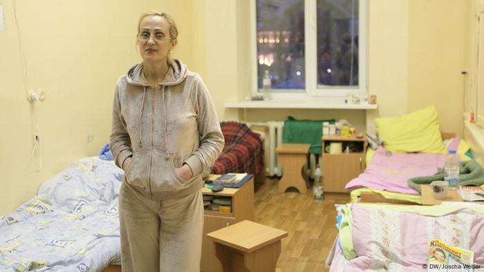 AIDS-Patientin Alina steht in der Lavra-Klinik Kiew. (Foto: DW/Joscha Weber)