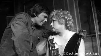 Helen Vita mit Karlheinz Boehm in dem Stück The Seven Descent of Myrtle (1971)