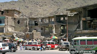 Zerstörte Hausfassaden und Straßenverkehr in Kabul (Foto: picture-alliance/ ZB)
