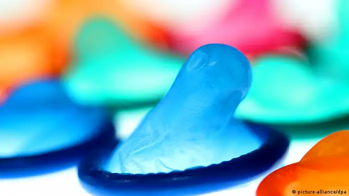 ILLUSTRATION - ARCHIV - Kondome liegen am 29.11.2010 in Köln auf einem Leuchttisch. Kondome sind der beste Schutz gegen eine HIV-Infektion. Die Deutschen haben nach einer Studie der Bundeszentrale für gesundheitliche Aufklärung kaum Probleme mit sexueller Verhütung. Drei Viertel der sexuell aktiven Bevölkerung zwischen 18 und 49 Jahren wendeten Verhütungsmittel an, teilte die Behörde zum Weltverhütungstag am kommenden Montag mit. Foto: Oliver Berg dpa/lnw +++(c) dpa - Bildfunk+++
