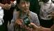 Suu Kyi vor ihrer Abreise am Flughafen Rangun (Foto: AP) Suu Kyi vor ihrer Abreise am Flughafen Rangun (Foto: AP)