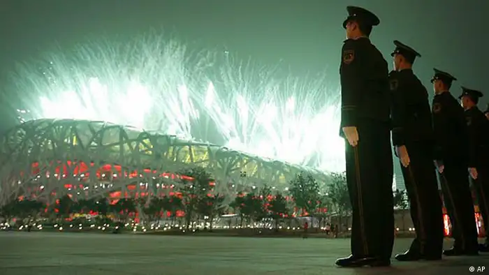 Polizisten stehen vor dem Olympiastadion während der Eröffnungsfeier in Peking