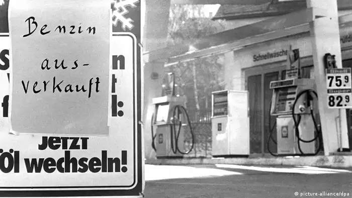 Ein Schild mit der Aufschrift Benzin ausverkauft hängt am 18.10.1973 an einer Tankstelle in Stuttgart. - Foto: Lutz Rauschnick (c) dpa - Bildfunk