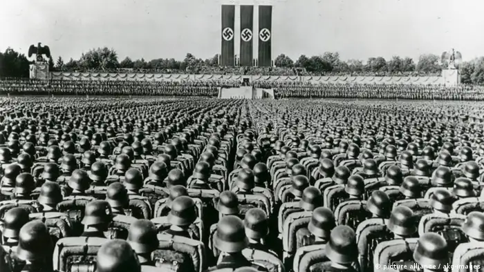 Wehrmachtssoldaten paradieren beim Reichsparteitag der NSDAP 1934 in Nürnberg. (picture alliance / akg-images)