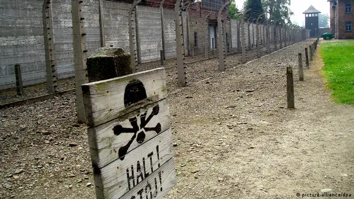 Stacheldraht und ein STOP-Schild im ehemaligen Konzentrationslager Auschwitz (hier Auschwitz II Birkenau) in Polen, aufgenommen 2006. In dieses größte Vernichtungslager in der Zeit des Nationalsozialismus wurden mehr als 1,3 Milionen Menschen aus ganz Europa deportiert und schätzungsweise 1,1 Millionen ermordet. Foto: Ulrich Hässler +++(c) dpa - Report+++