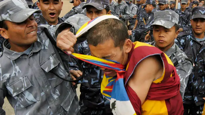 Nepal, Polizisten entreißen eine tibetische Flagge von einem tibetischen Demonstrant in Katmandu