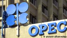 ARCHIV - OPEC-Fahne und -Logo am Hauptsitz der Organisation Erdöl exportierender Länder (undatiert). DDer Preis für Rohöl der Organisation erdölexportierender Länder (OPEC) hat am Dienstag 12.03.2008 einen historischen Höchststand von mehr als 100 US-Dollar erreicht. Nach Berechnungen des OPEC-Sekretariats vom Mittwoch kostete ein Barrel (159 Liter) aus den Fördergebieten der 13 Mitgliedsländer im Durchschnitt 100,57 US- Dollar, über einen Dollar mehr als zum Wochenbeginn (99,48 Dollar). Die OPEC berechnet ihren sogenannten Korbpreis auf der Basis von zwölf wichtigen Sorten des Kartells. Foto: Barbara Gindl +++(c) dpa - Bildfunk+++ pixel