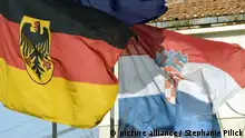 Symbolbild Deutschland Kroatien Flagge Fahne (l-r) Die deutsche, - und die kroatische Flagge wehen am 29.02.1996 vor der Kaserne von Benkovac in der Kraina. Die Kaserne, die weiterhin von der kroatischen Armee genutzt wird, steht dem deutschen Ifor-Pionierbataillon zur Verfügung.