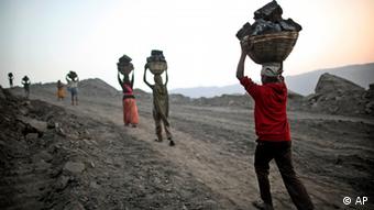 Frauen im Kohlenbergbau in Jharkhand, Indien (Foto: AP Photo/Kevin Frayer)