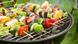Gemüsespieße liegen auf einem Holzkohlegrill (Foto: Fotolia/babsi_w) Gemüsespieße liegen auf einem Holzkohlegrill (Foto: Fotolia/babsi_w)
